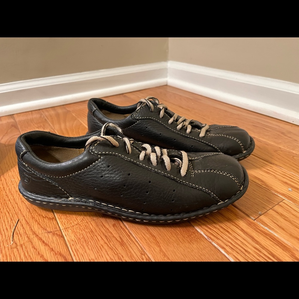 Born women’s lace-up leather shoes